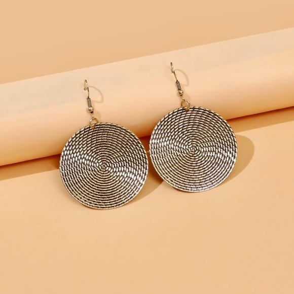 Gold textured Disc earrings - Picture 3 of 5